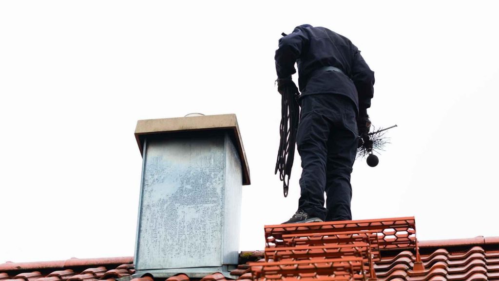 Une équipe d'experts en ramonage inspecte une cheminée pour assurer la sécurité contre les incendies lors de notre service de ramonage de cheminée. Découvrez pourquoi le ramonage de cheminée est crucial pour éviter les incendies.
